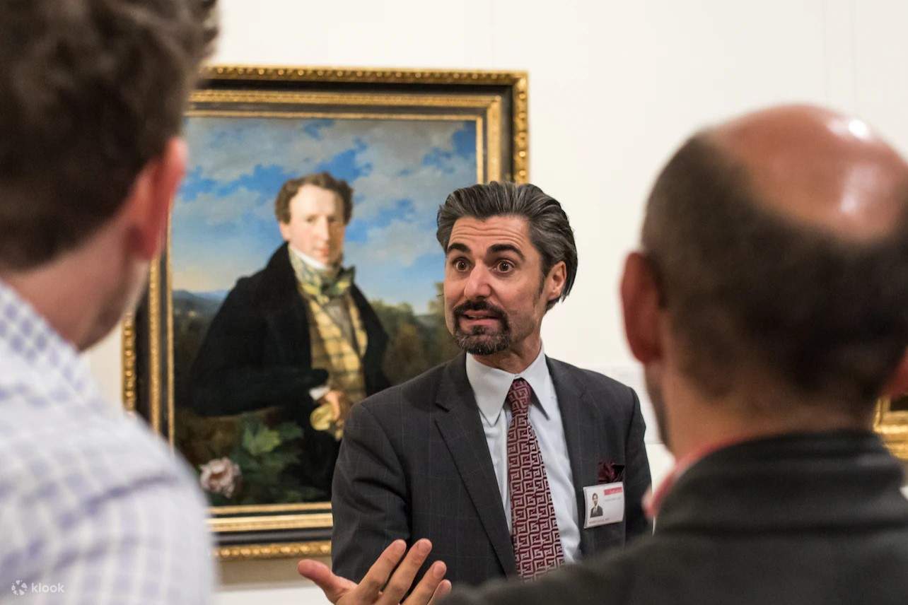 Un guide qui parle aux visiteurs