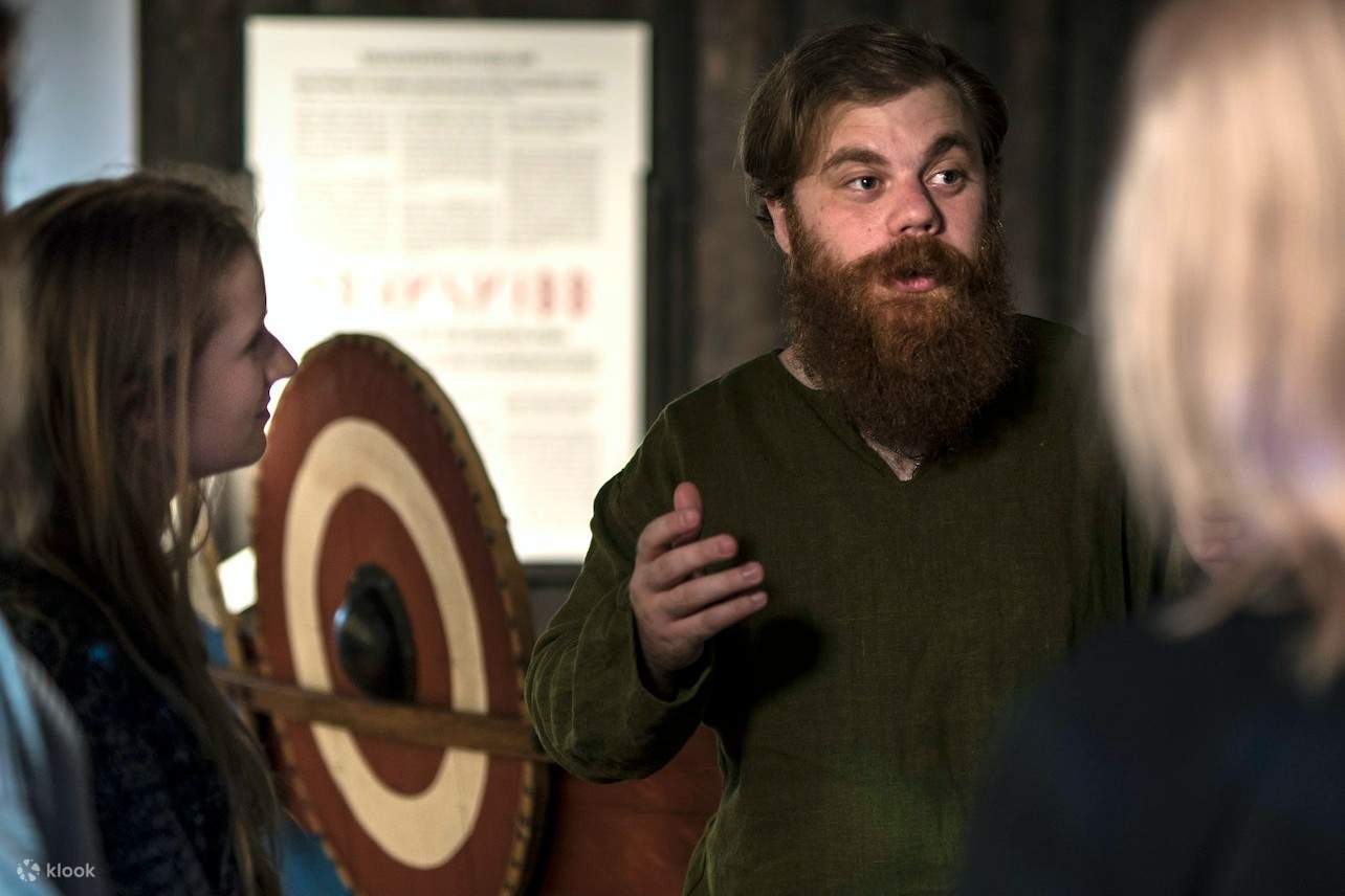 Pemandu secara langsung memperkenalkan Muzium Viking
