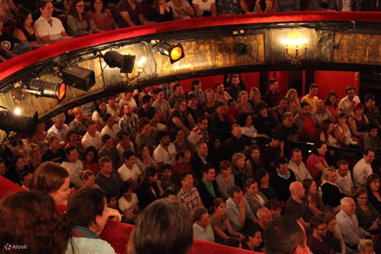 Público en el Théâtre des Nouveautés