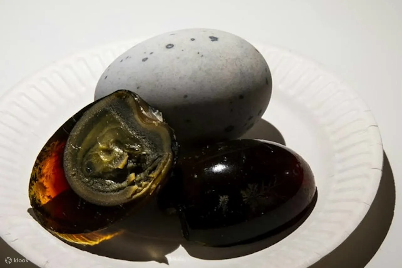 皮蛋是一道中国美食，食用前需保存数月