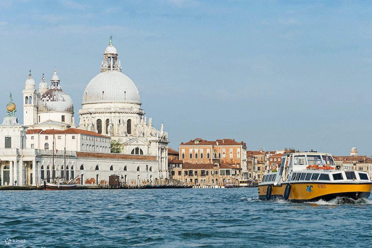 Das Alilaguna-Boot fährt von der Basilica di Santa Maria della Salute ab.