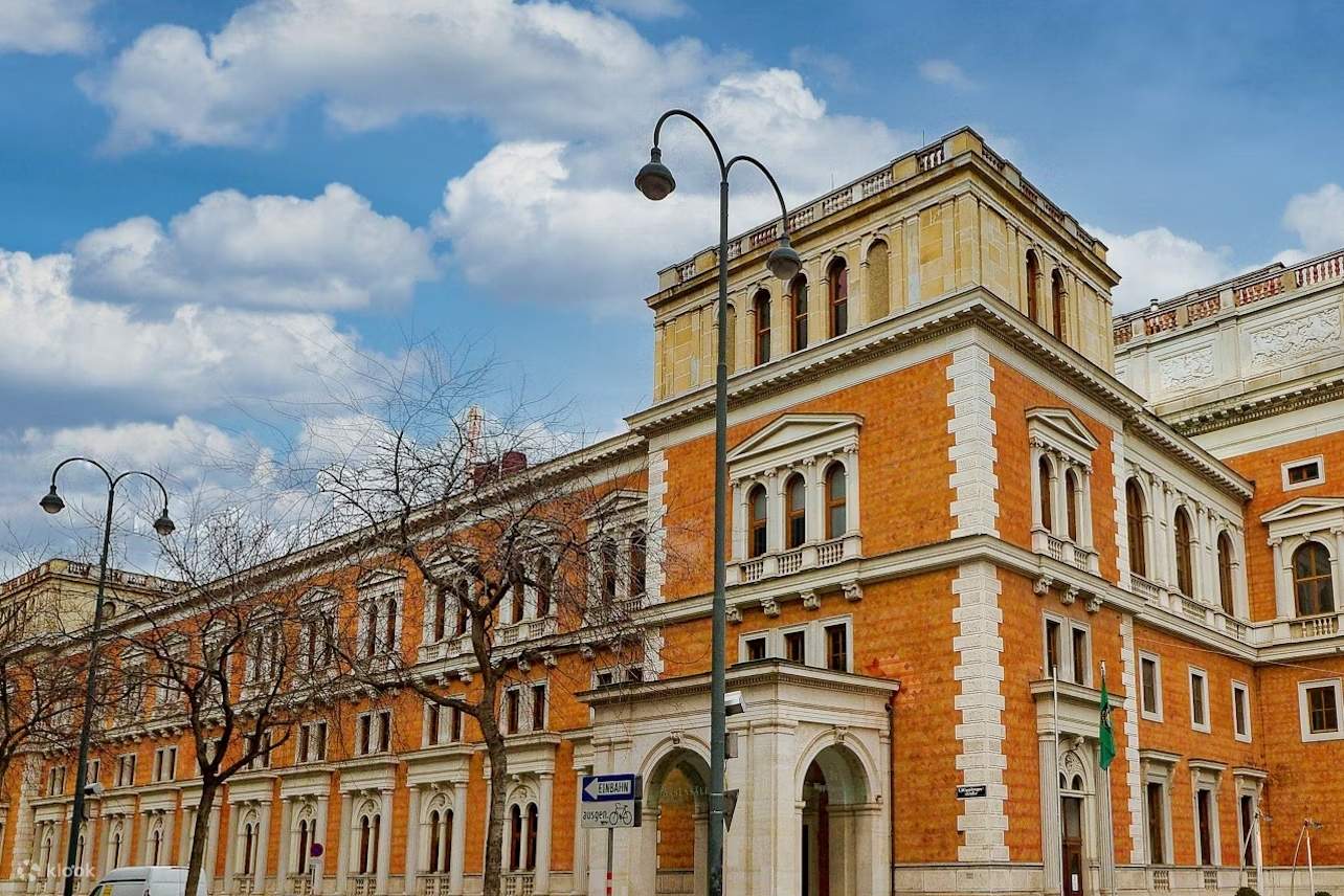 Selami keajaiban Mozart dan Strauss di Istana Bursa Saham Lama yang bersejarah