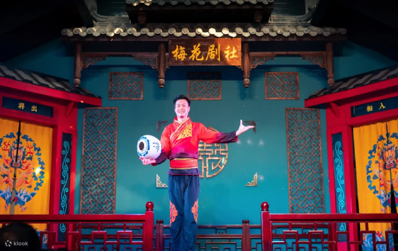 到成都玩，感受成都的浪漫气息，还要看代表川渝文化的川剧