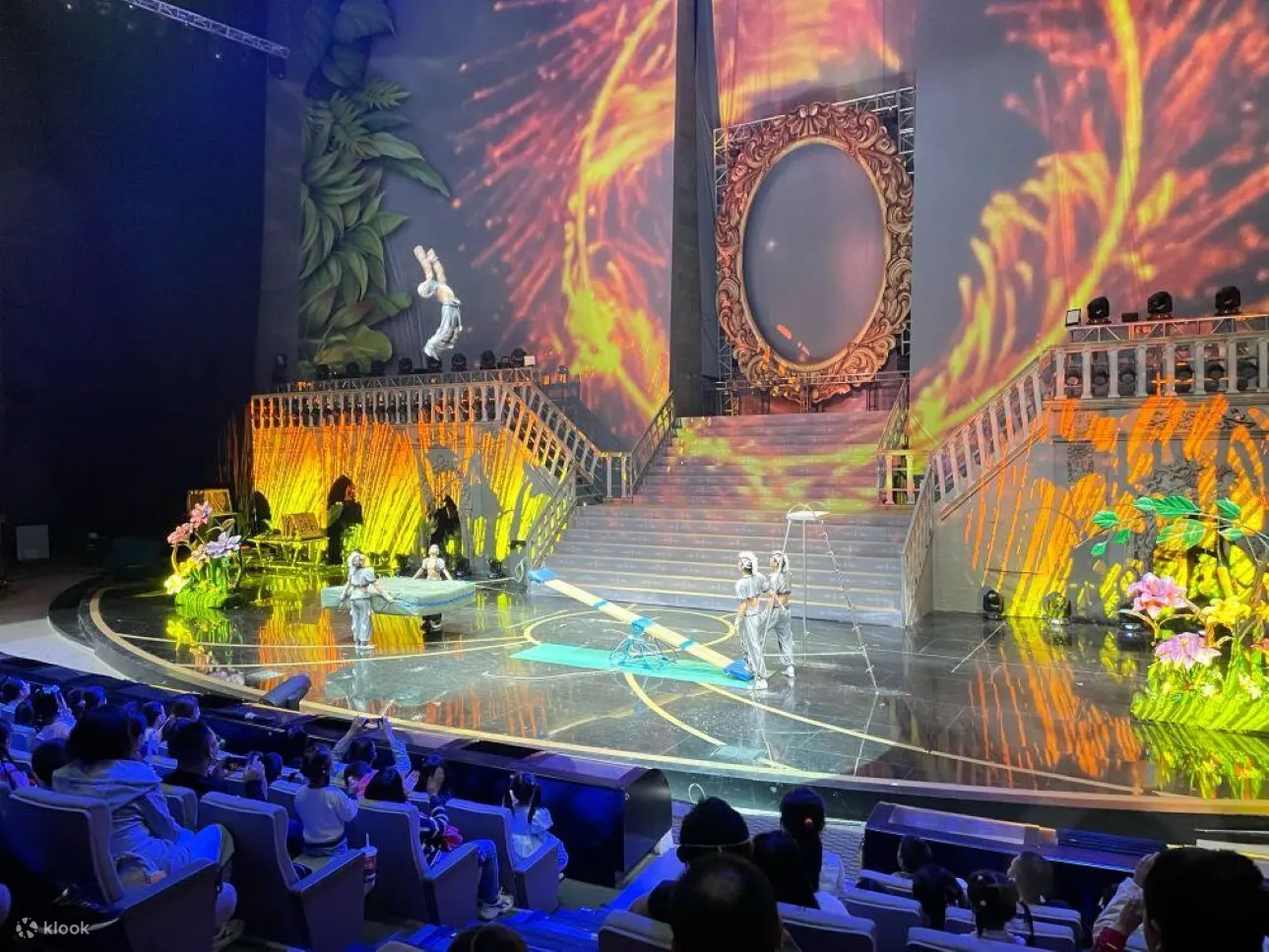 马戏城的节目丰富多彩，涵盖了杂技、魔术、舞蹈、滑稽表演等多种艺术形式