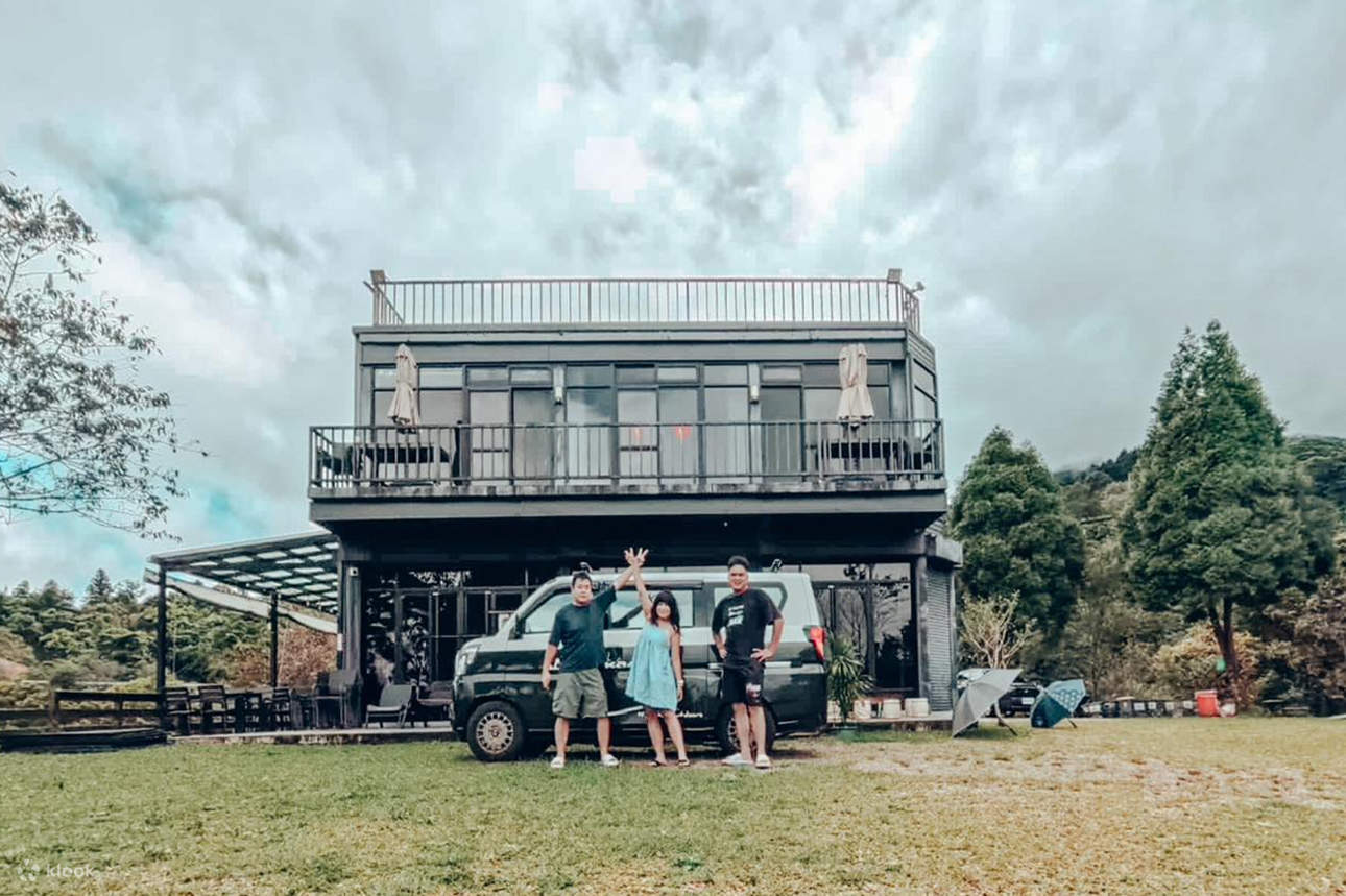 全家人到處跑，累了車上休息，醒了戶外煮飯吃東西，台灣到處都像家裡。