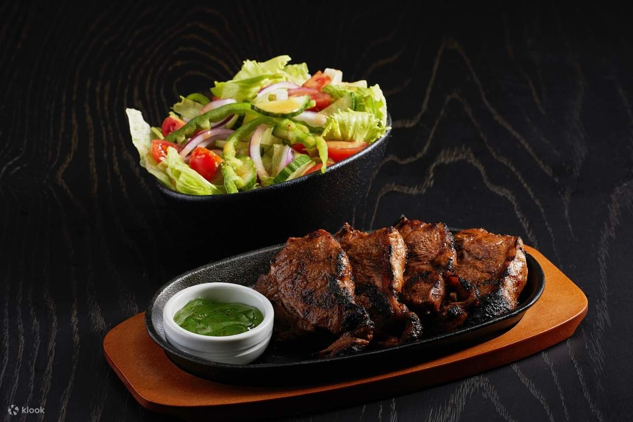 盡情享用炭烤羊排，肉質鮮嫩多汁，搭配您喜愛的新鮮配菜