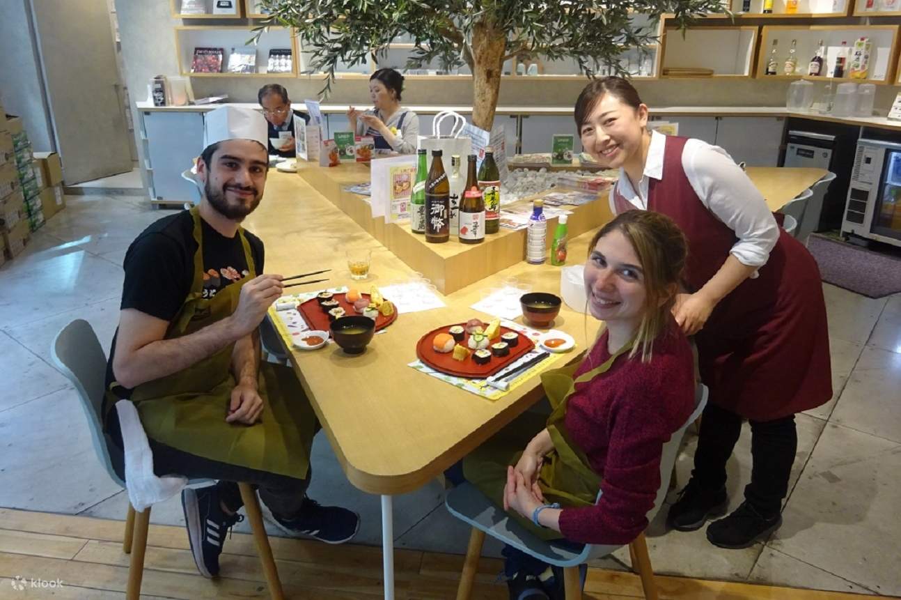 寿司作りを体験して、スタジオから体験証明書を受け取りましょう。