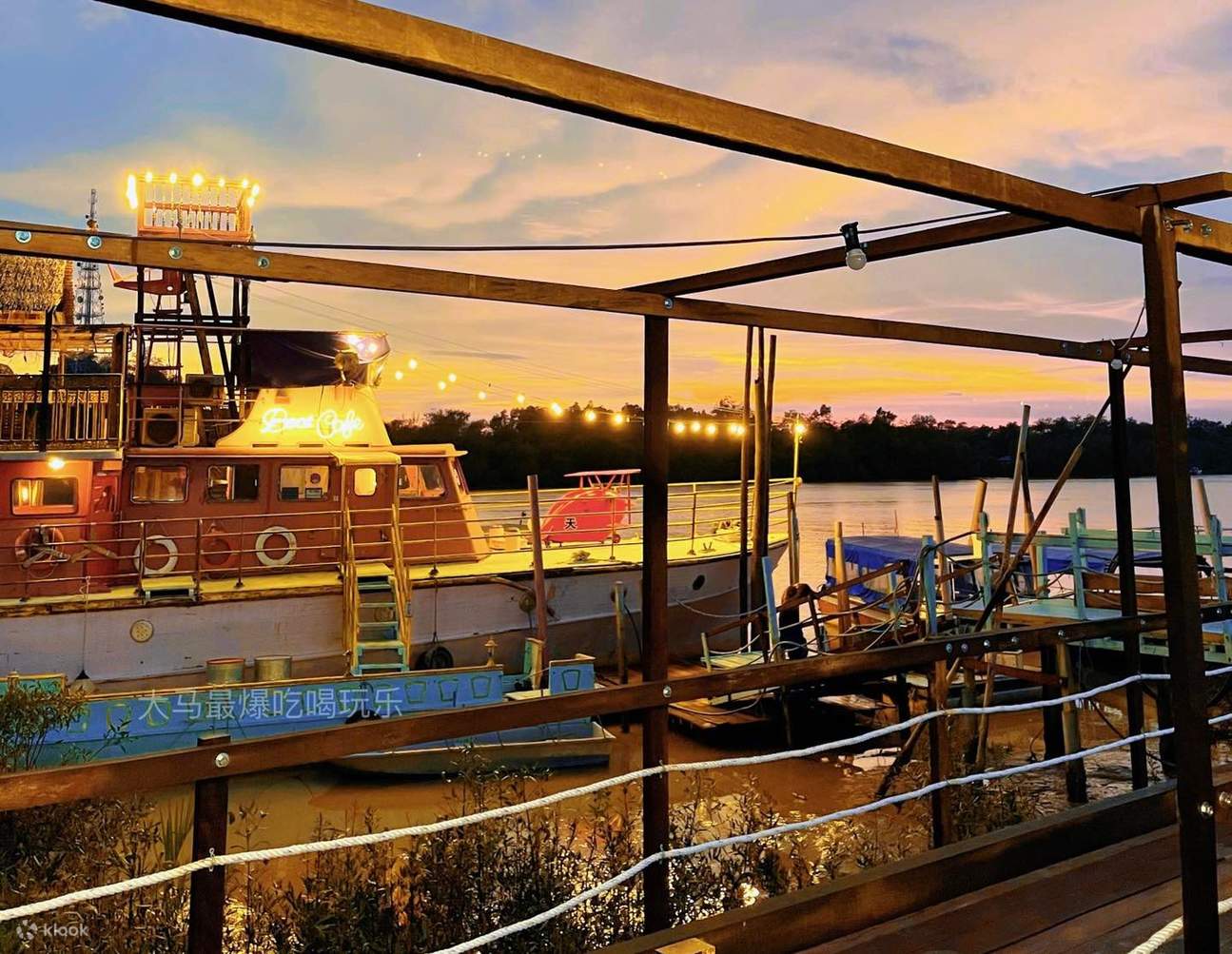 Matahari terbenam di Kafe Bot