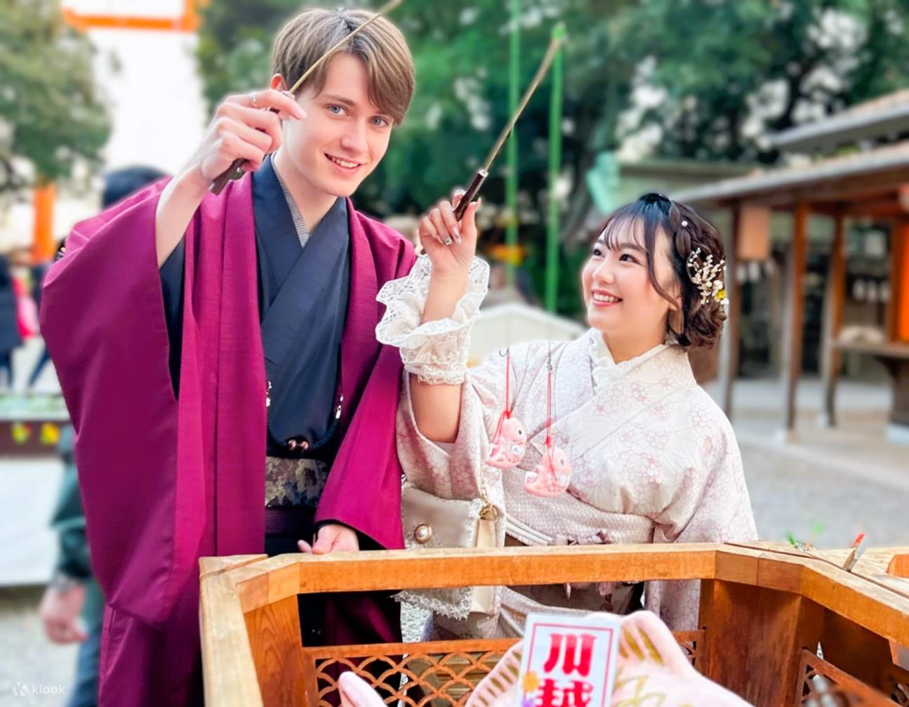 Japan's winters is cold, but kimonos are great for layering! Wear warm innerwear, leggings, and gloves (please bring your own). We offers fur wraps and shawls—just ask our staff. Stay cozy and stylish, and enjoy kimono experience even in chilly weather!😊