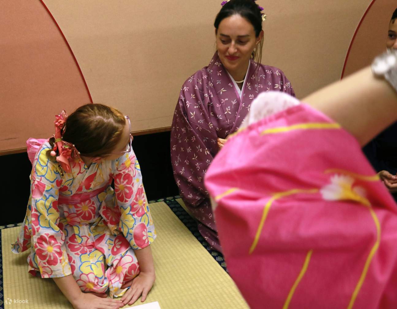 Learn Zen in a class of making tea and writing brushes in kimono