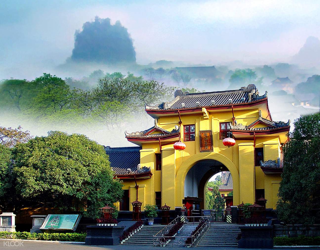 靖江王府是明朝开国皇帝朱元璋分封给其侄孙的府邸，修建于1372年