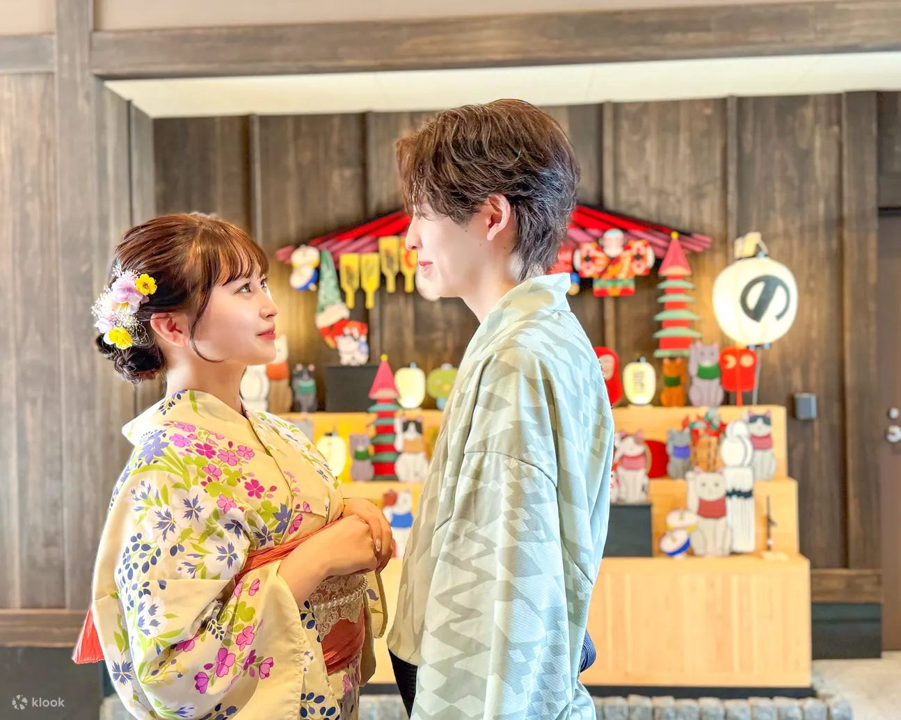 【情侣套票】KLOOK 特价🎵
在横滨享受浪漫的和服/浴衣之旅！💖
漫步于横滨港未来，欣赏壮丽海景、城市灯光和夏日氛围。
不容错过——约上您的伴侣，留下难忘的回忆！🎆