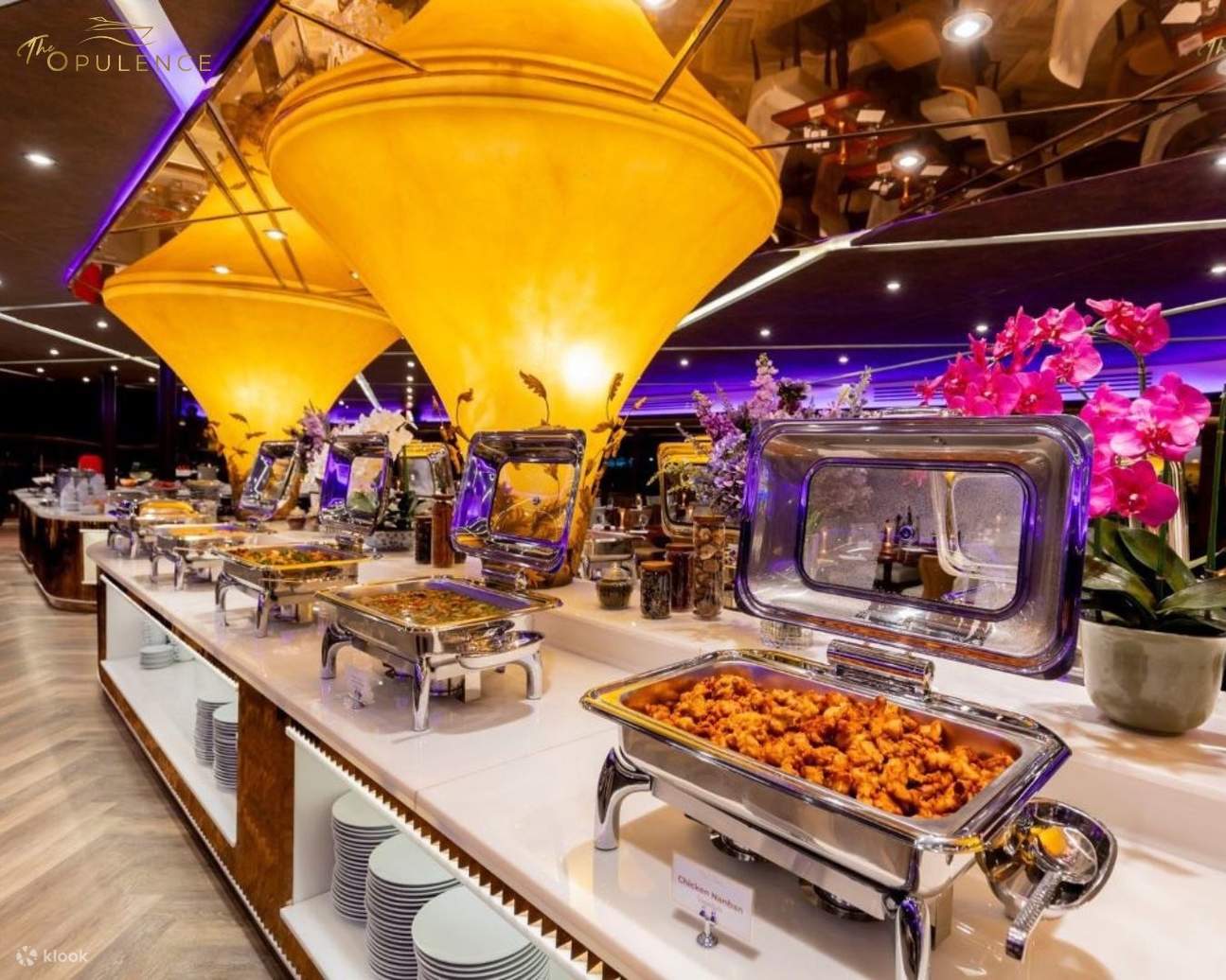 Prasmanan di kapal pesiar makan malam