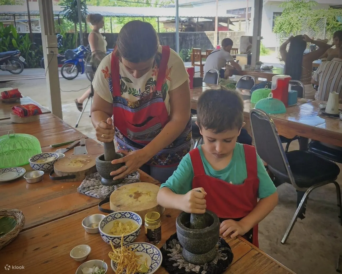 泰国小屋烹饪课程，包括市场和花园之旅