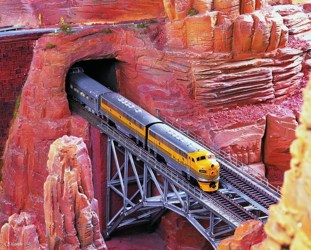 mô hình khách du lịch trong thế giới thần tiên thu nhỏ