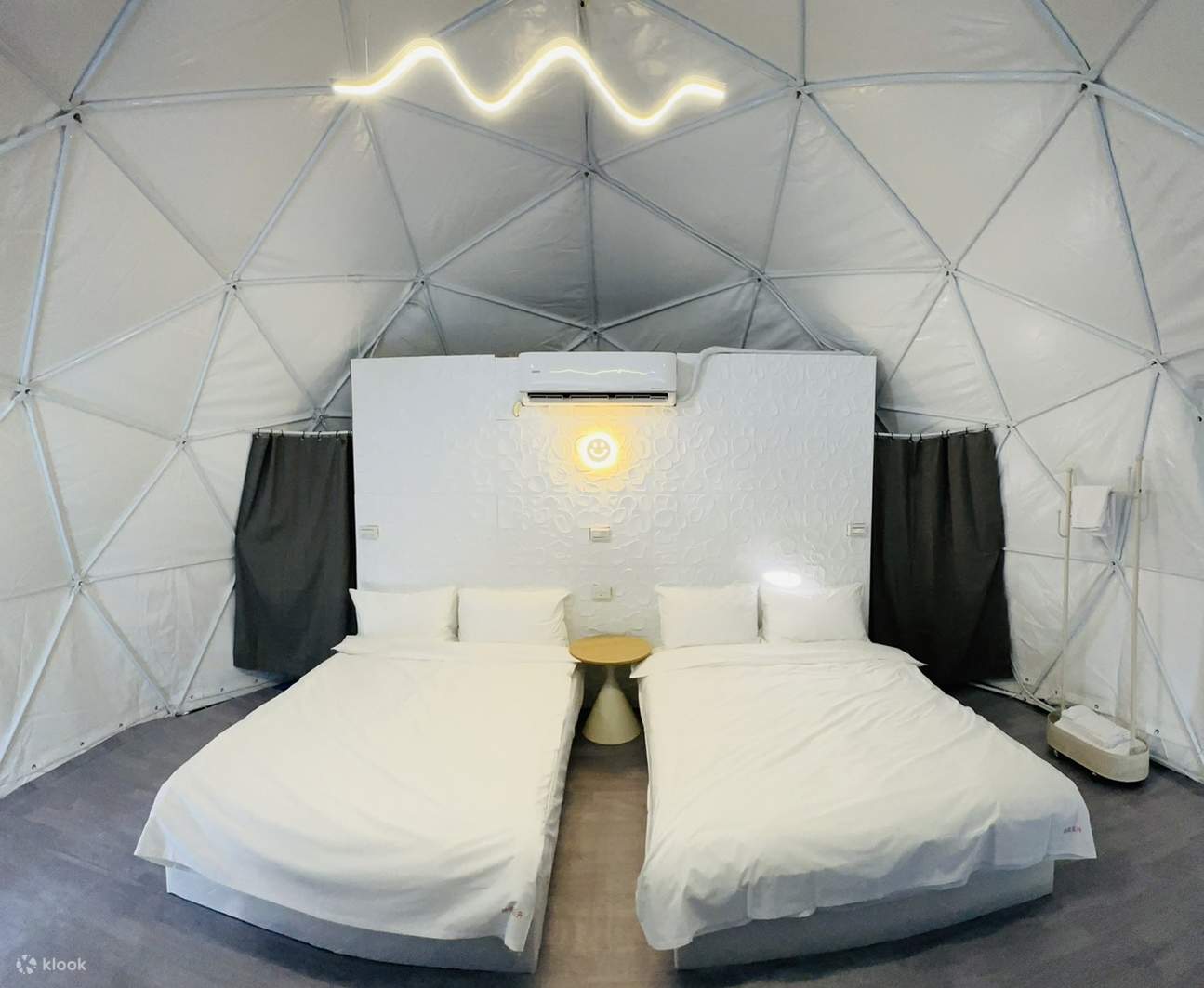 Camping à Tainan｜Le Bateau de la Plage｜Les Quatre Camps du Ciel Étoilé d'Aube｜Tente Ciel Étoilé sur la Côte	