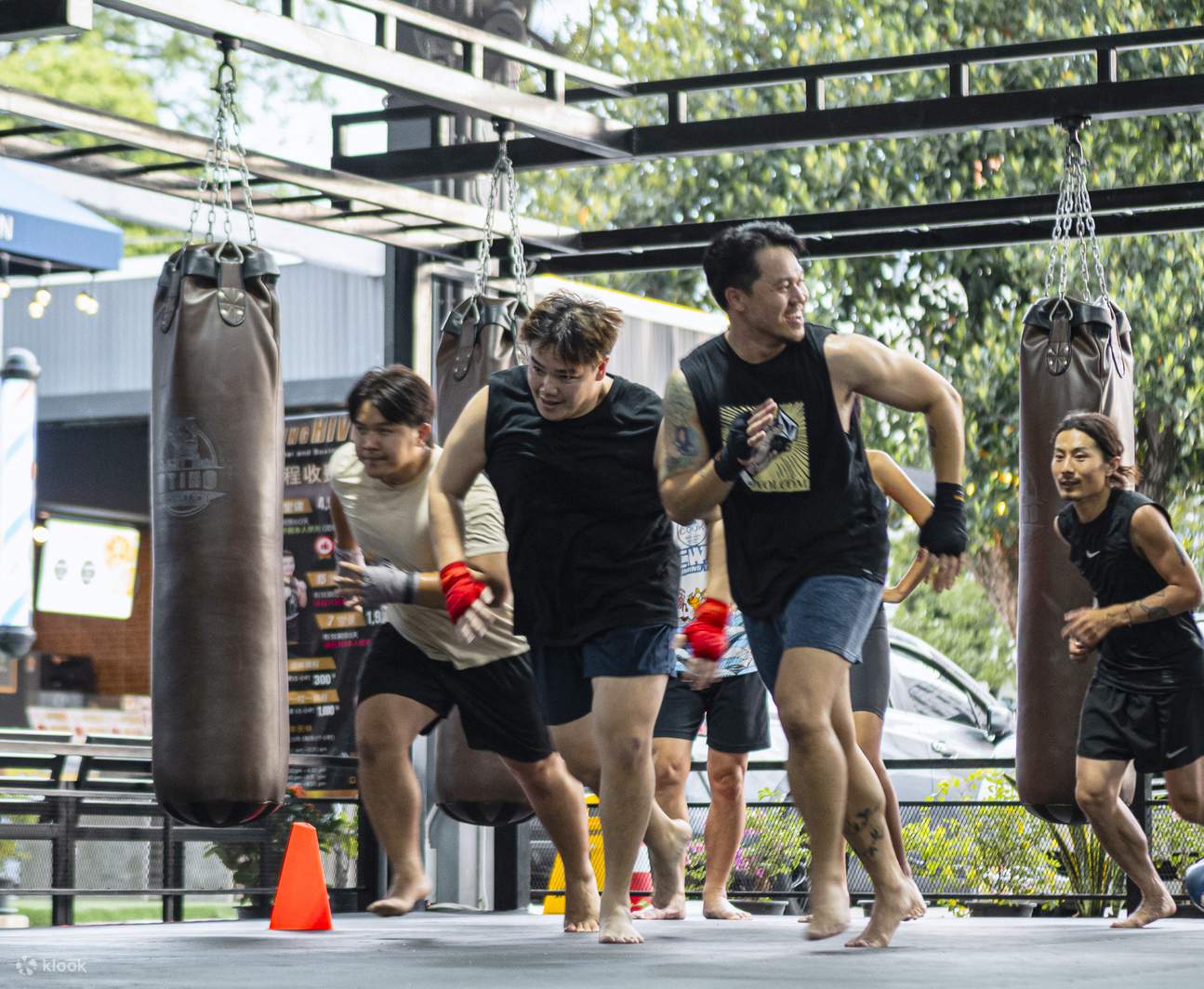 เมื่อคุณเข้าใจพื้นฐานของมวยไทยแล้ว เทรนเนอร์ของคุณจะกลายเป็นคู่ซ้อมมวย เพื่อช่วยให้คุณพัฒนาเทคนิคให้ดียิ่งขึ้นไปอีกครับ/ค่ะ