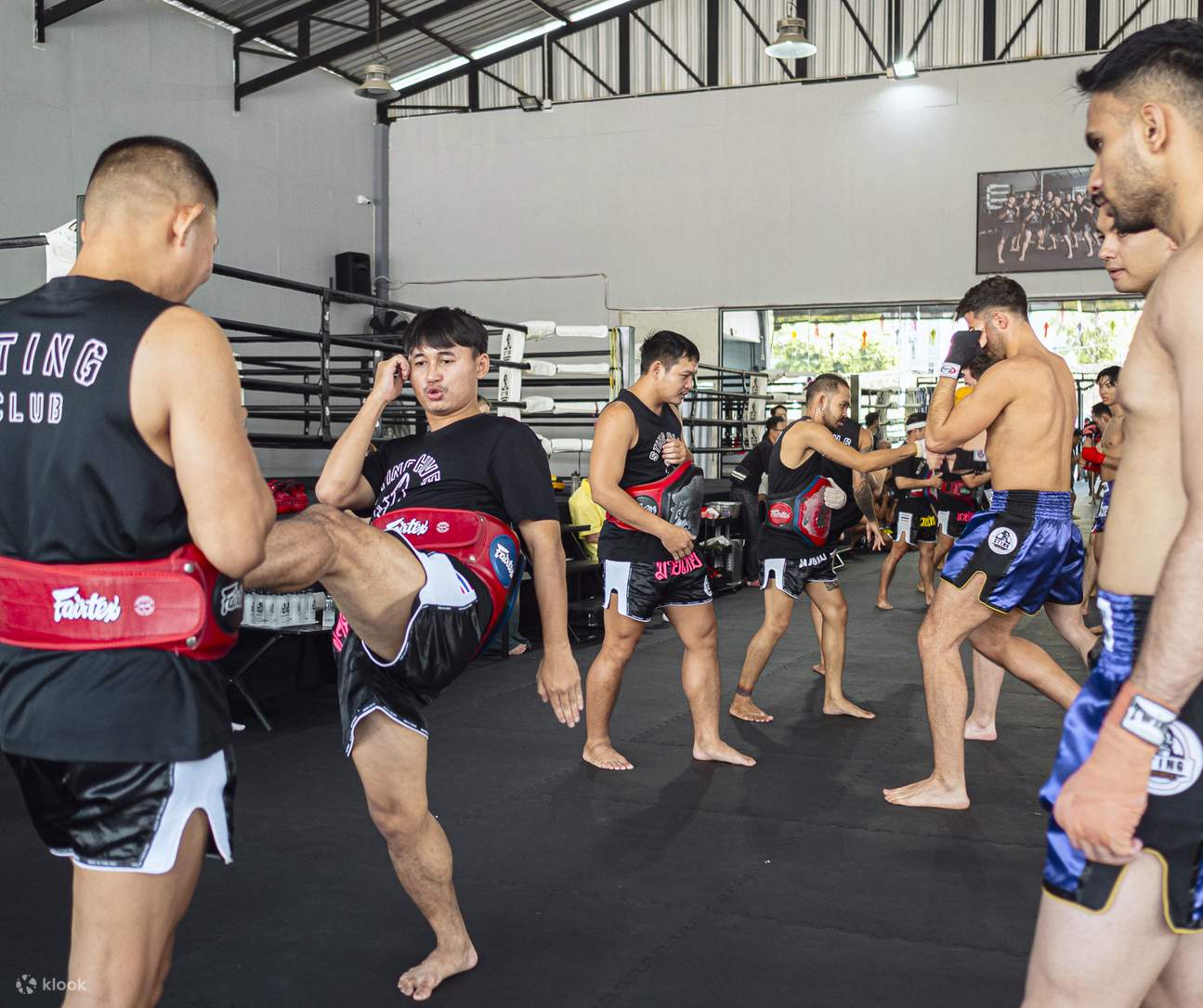 คลาสสำหรับผู้เริ่มต้นเหล่านี้ปรับให้เหมาะกับระดับความฟิตและความสามารถในการชกมวยของคุณค่ะ