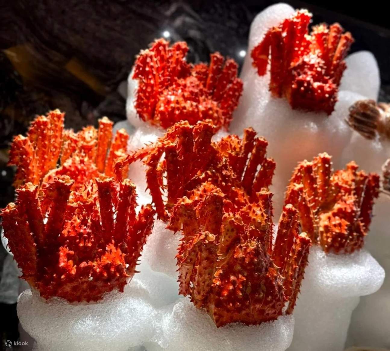 こちらのタラバガニは大きく、とげがあります。お客様がしゃぶしゃぶしやすいように、当店ではタラバガニの可食部分である脚を食べやすい ছোট قطع に切ってご提供しておりますので、ぜひご賞味ください。