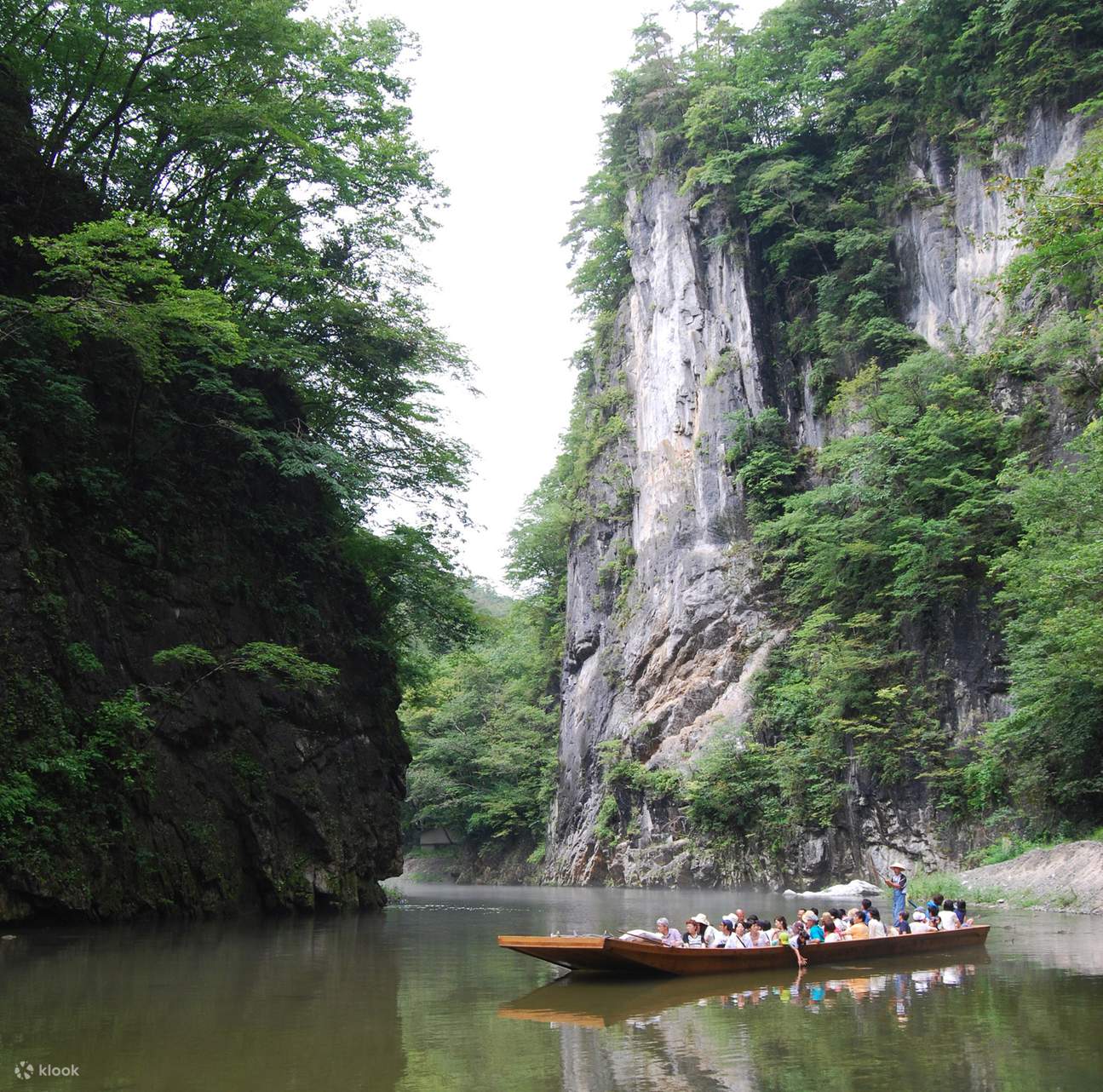 乘船游览盖壁峡谷 (Geibi Gorge) 的风景