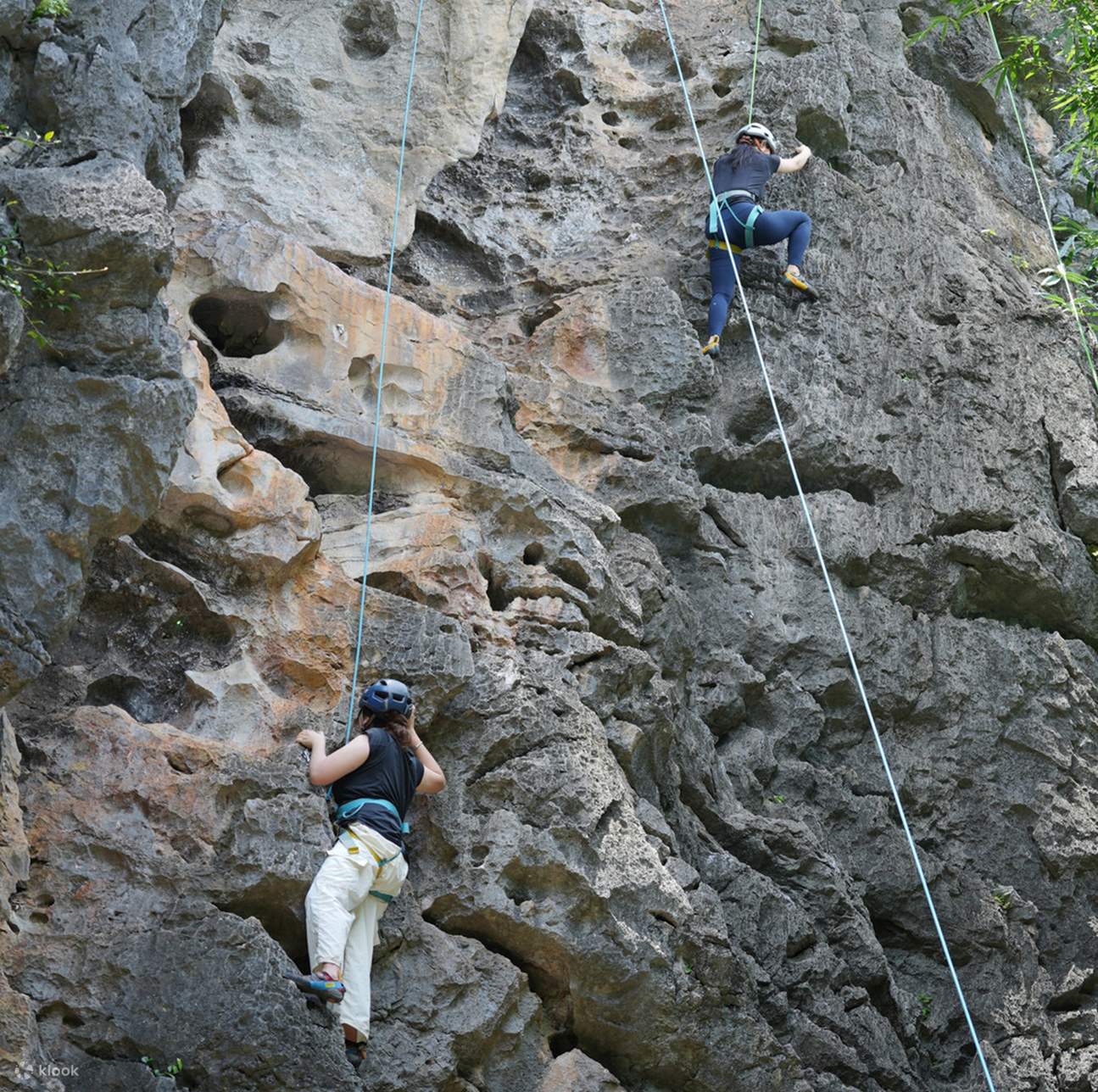 阳朔是中国攀岩运动的发源地之一，3 万多座喀斯特山峰形成了天然的攀岩场