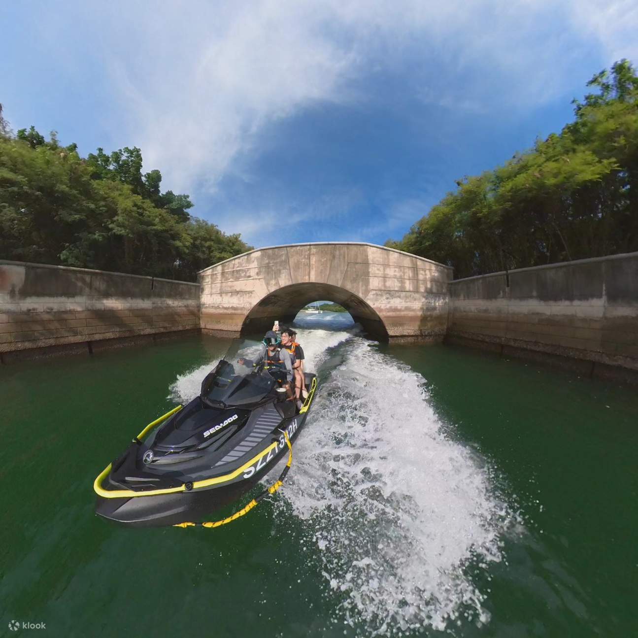 在海面上玩水上摩托艇，欣賞天空美景