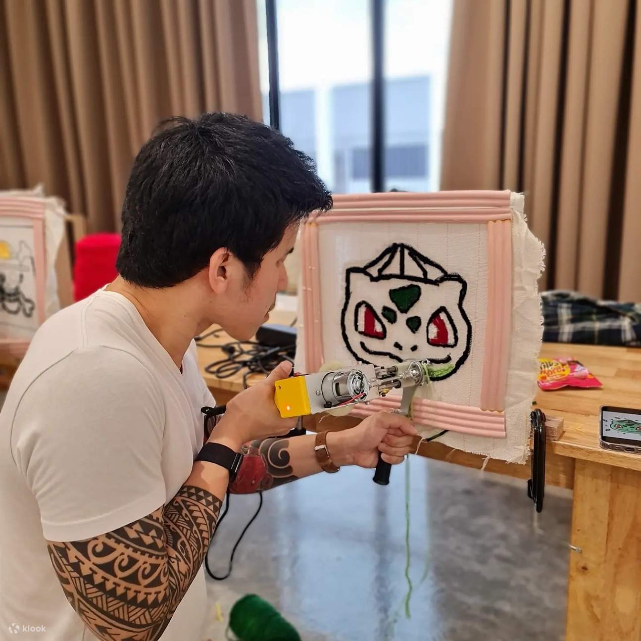 一個簇絨地毯製作匠人