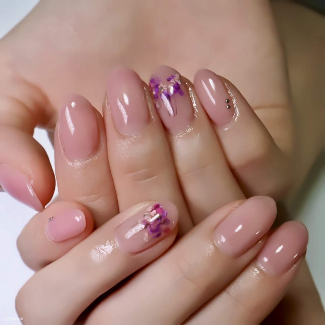 Mengguna pakai teknik halus Jepun dan elemen popular, mahir dalam mencipta bulu mata yang ringan dan semula jadi serta manikur yang ringkas dan halus, dan menyediakan penjagaan yang berpanjangan serta cadangan susulan untuk memastikan kesan semula jadi