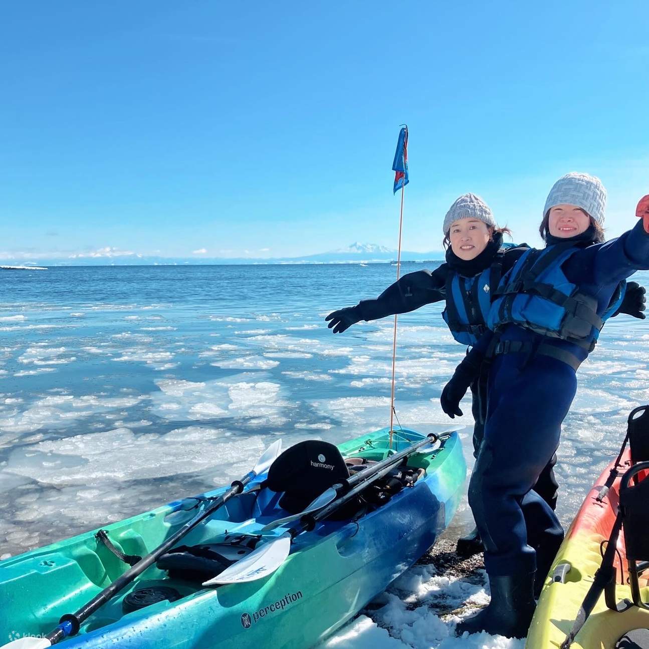 In the Sea of Okhotsk! Drift ice kayaking experience (with sea urchin ...