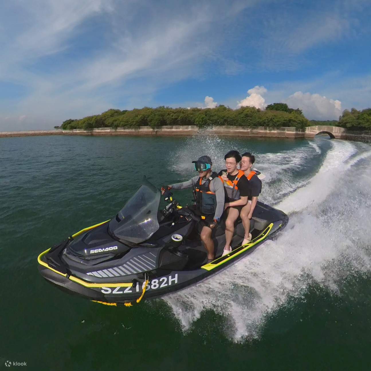 orang ramai bersiar-siar di sekitar pulau