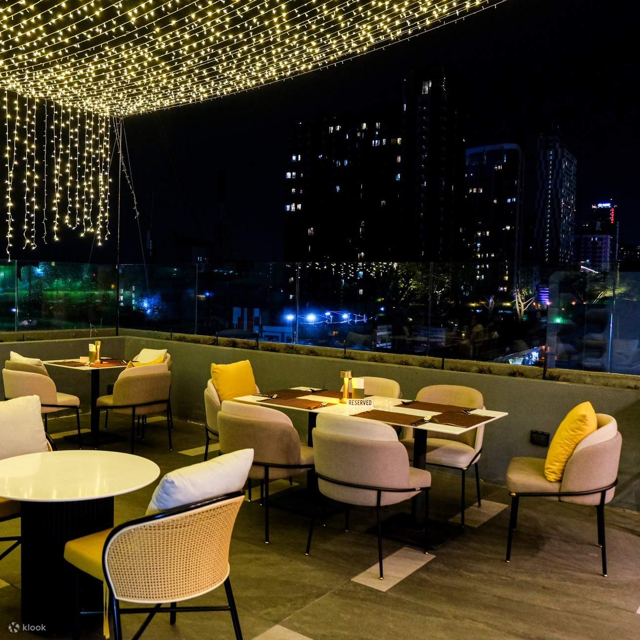 LUNA 48 Rooftop Bar tại Ramada Bangkok Sukhumvit 48