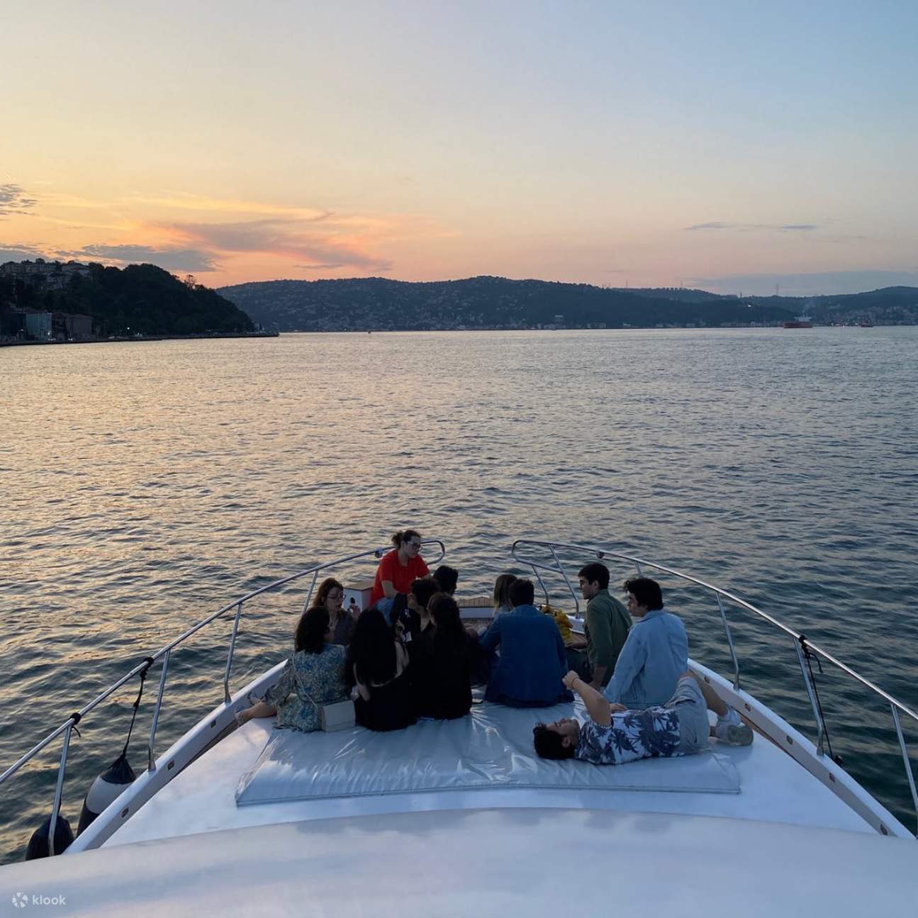 Crucero de lujo en yate al atardecer o durante el día con audioguía y aperitivos