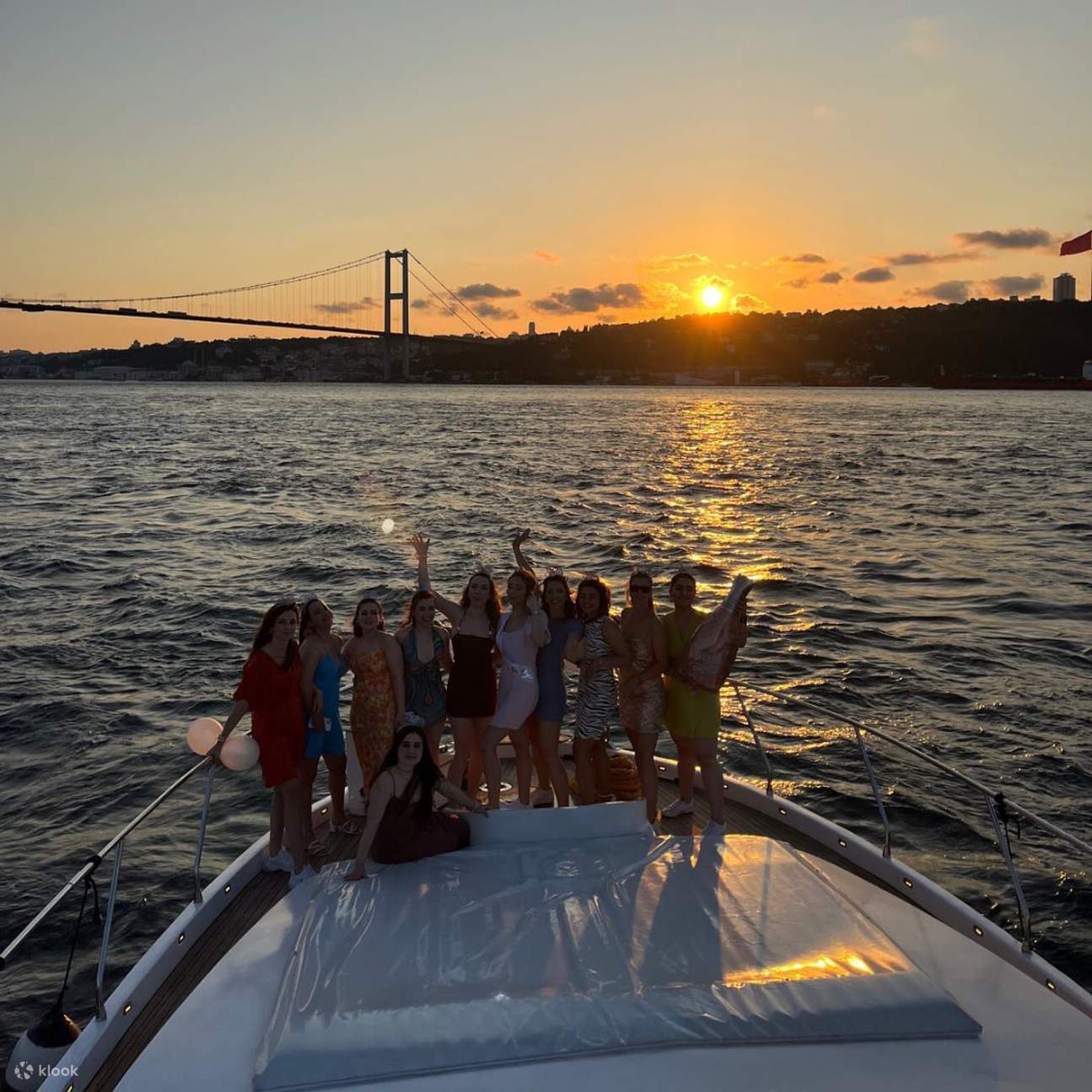 Crucero de lujo al atardecer o durante el día en yate con audioguía y aperitivos