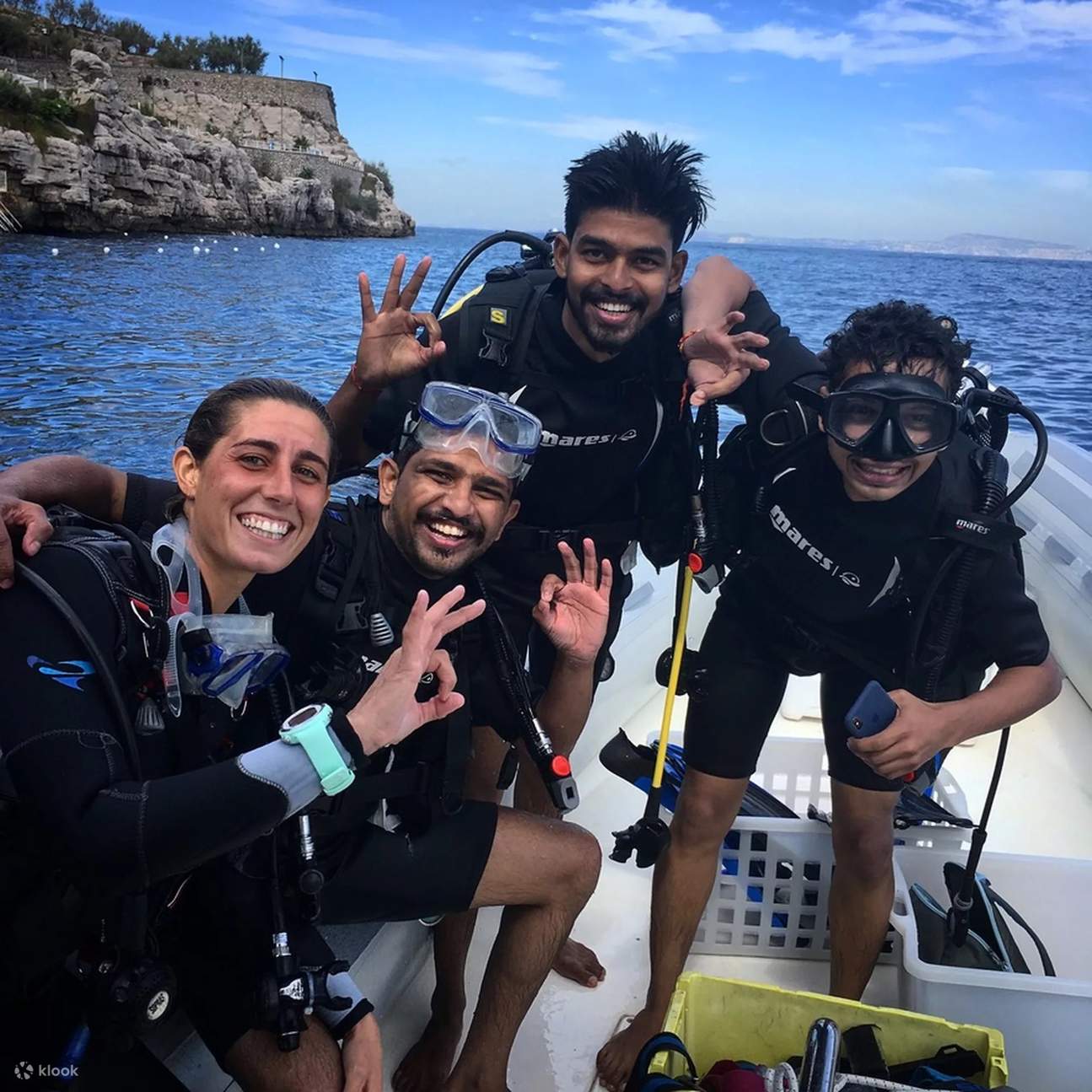 Capture la emoción de los buzos principiantes perfeccionando sus habilidades en medio de los cautivadores paisajes marinos de Sorrento durante nuestro Curso de Aguas Abiertas.