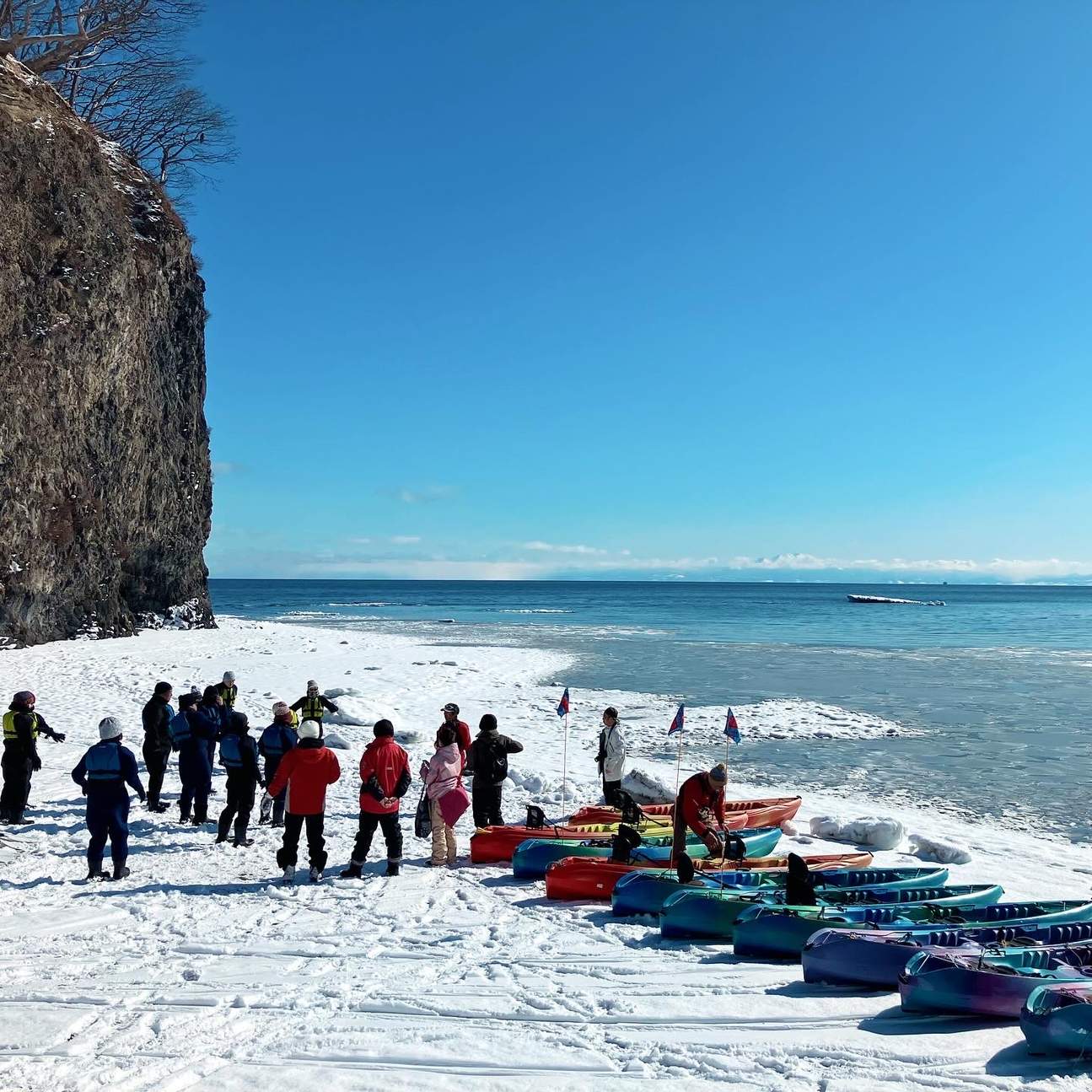 In the Sea of Okhotsk! Drift ice kayaking experience (with sea urchin ...