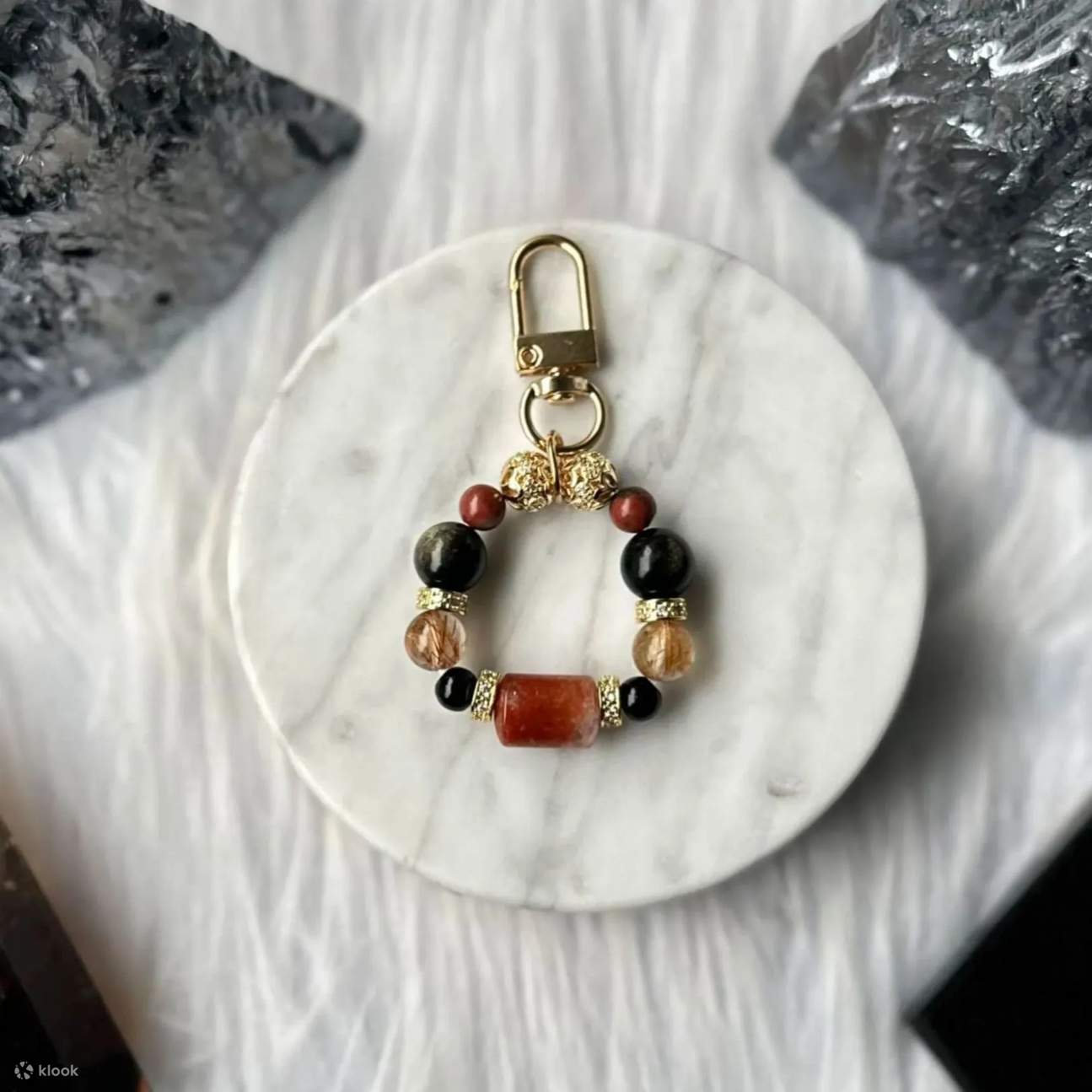 Laboratorio di accessori con pietre preziose di Floral Knots