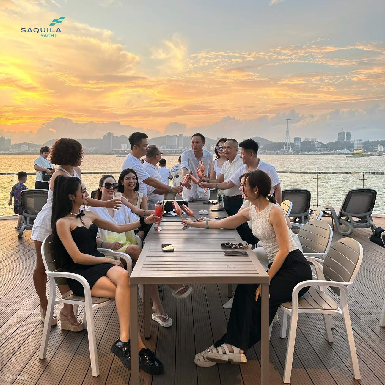 Experiencia de Cena al Atardecer en la Bahía de Ha Long en el Yate Saquila