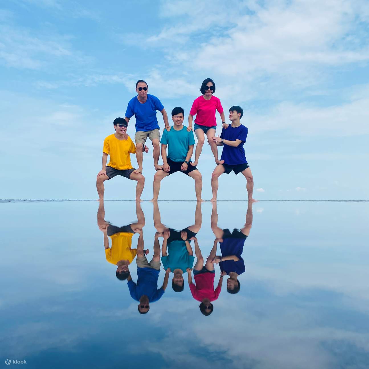 Famiglia che posa per una foto sulla spiaggia di Sasaran, Kuala Selangor