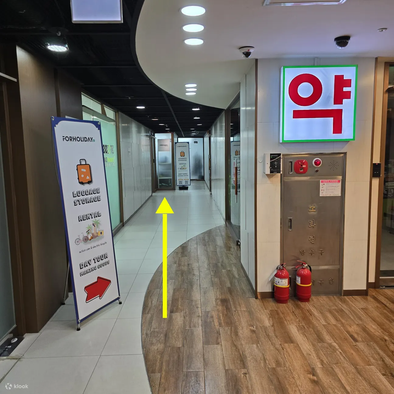 3.进入大楼，下到B1F，找到靠近药局的B115办公室。