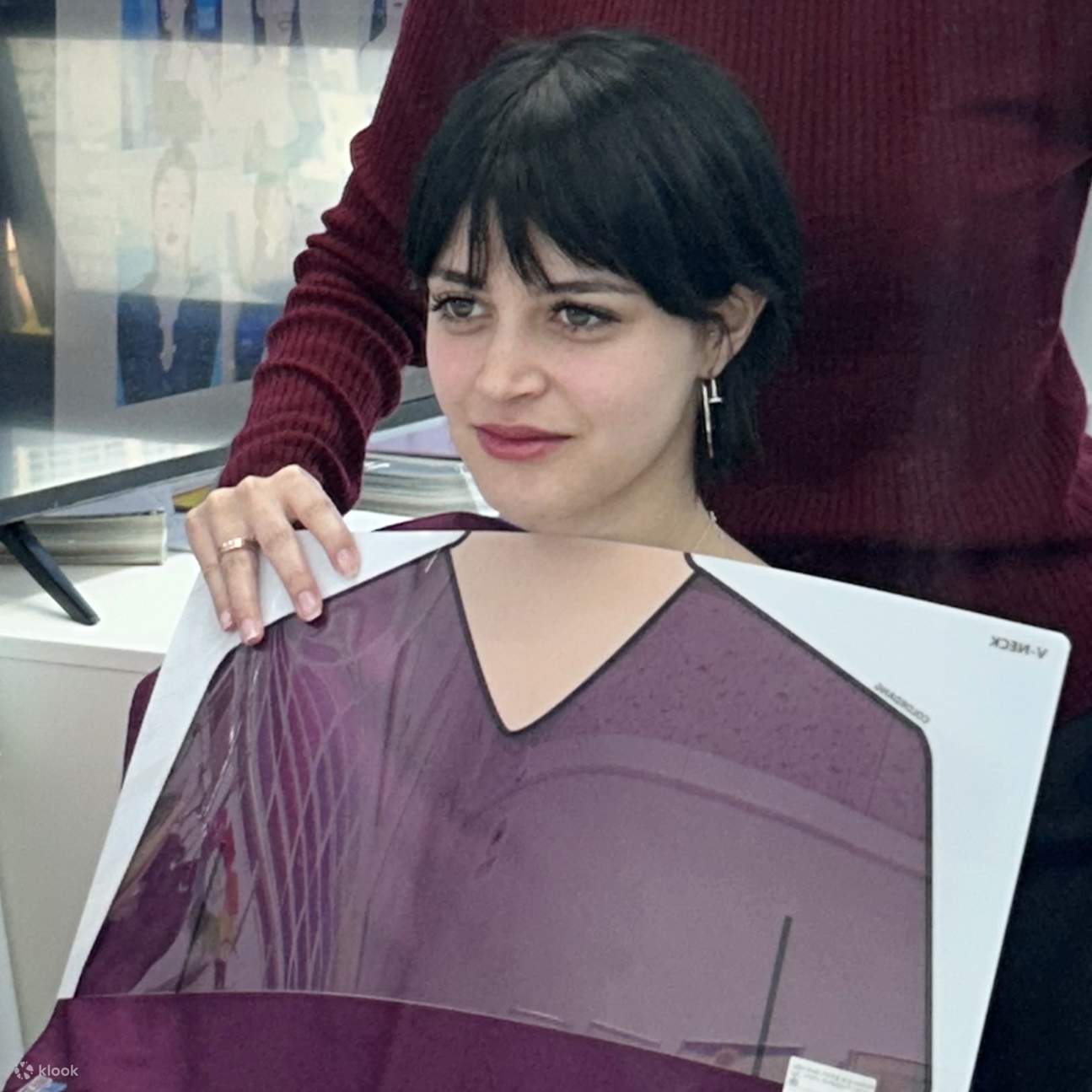 个人品牌分析包含透过脸型分析，给予领口及发型建议。