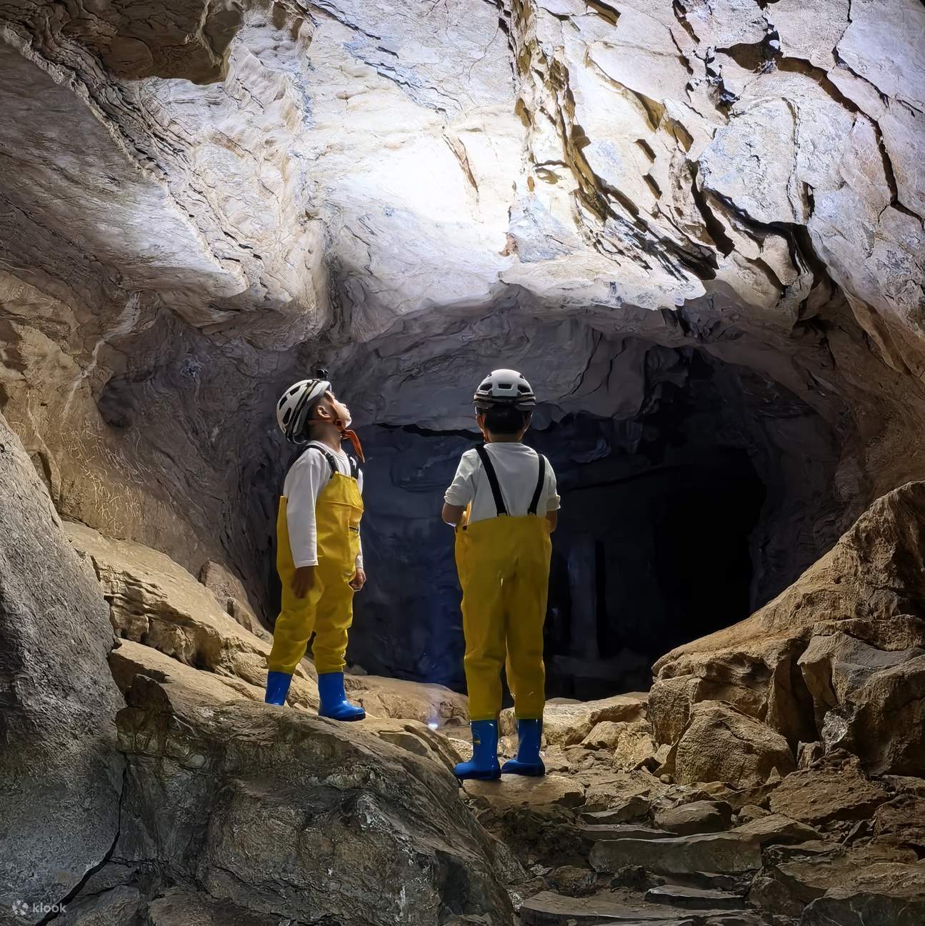 溶洞内的 “天然壁画” 与 “地下梯田” 景观，堪称地质与艺术的完美融合