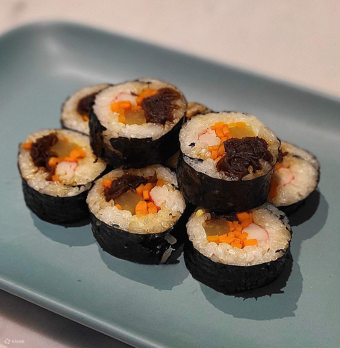 您将学习“牛蒡紫菜包饭”，这是庆州另一种具有代表性的紫菜包饭。