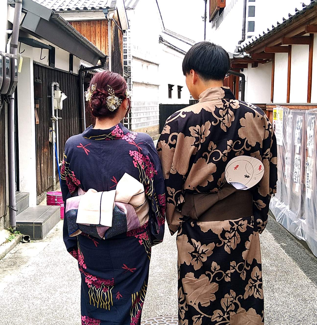 倉敷美観地区に位置する当店では、着付け後すぐに観光に出かけられる便利なロケーションで、観光体験を存分にお楽しみいただけます。プロの着付師が丁寧なサービスで、快適で安全な着物体験をお約束します。