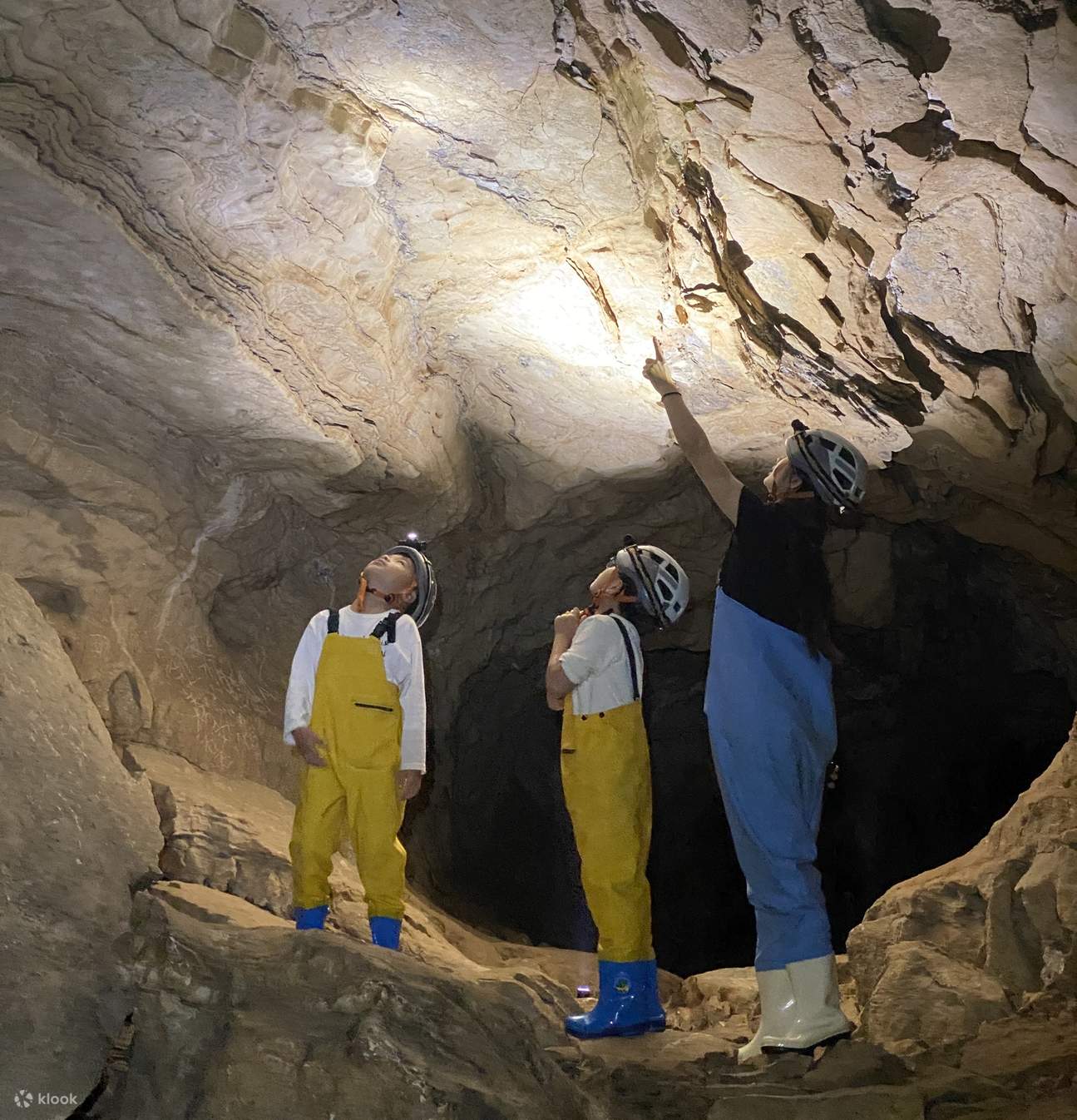 向导会讲解钟乳石形成原理，发放地质观察手册，让孩子通过触摸钟乳石、观察水滴沉积，了解喀斯特地貌知识