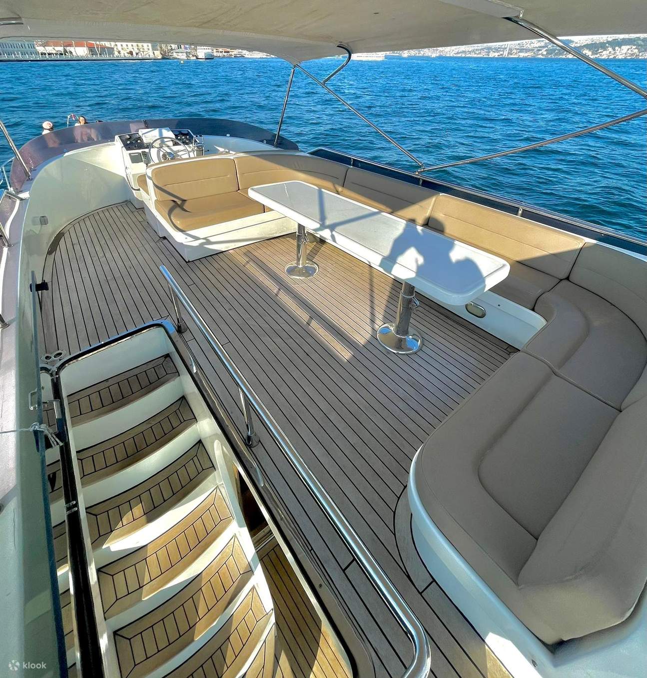 Crucero de lujo al atardecer o durante el día en yate con audioguía y aperitivos