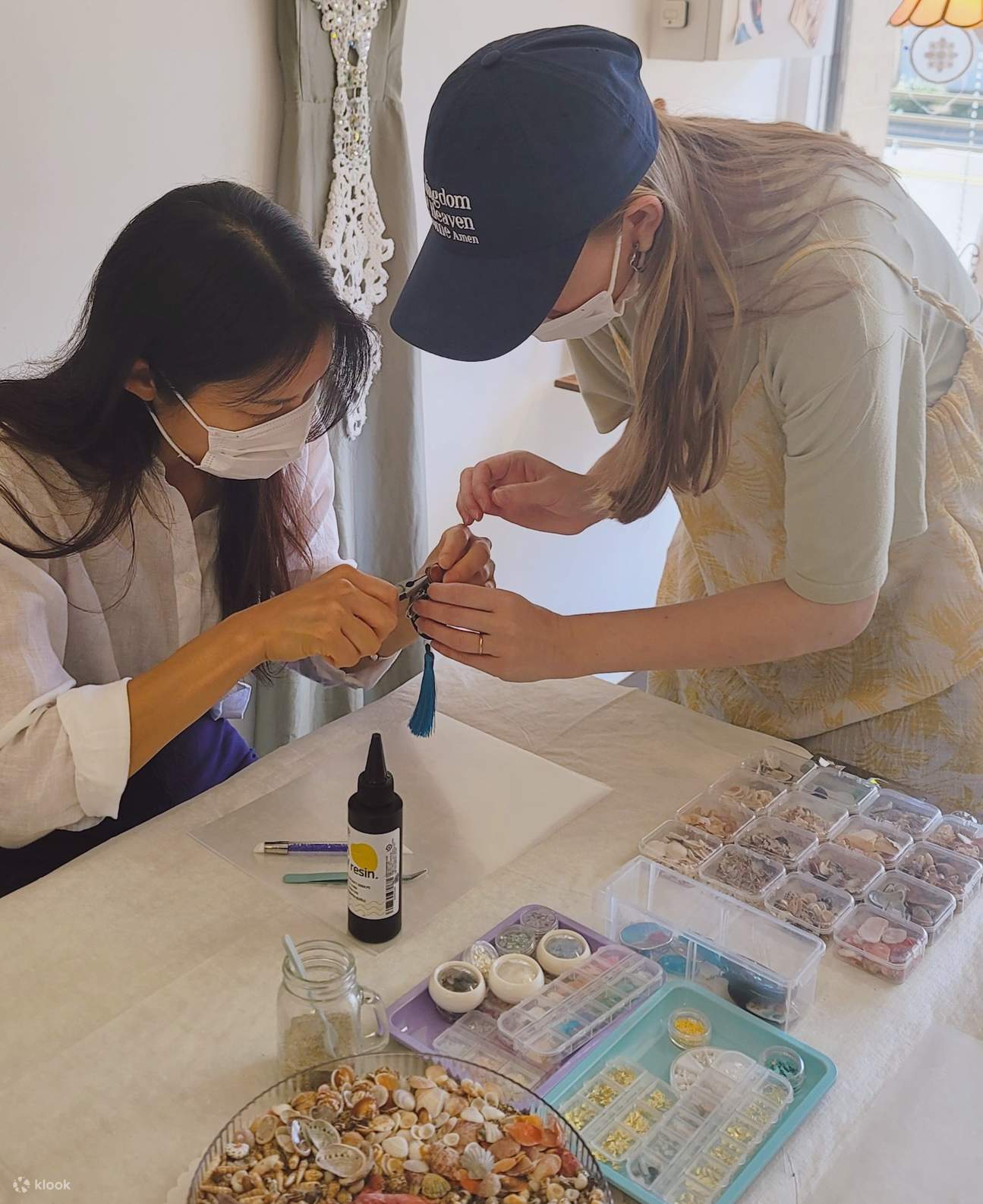 Saya akan membantu anda menyiapkan aksesori anda dengan cantik.