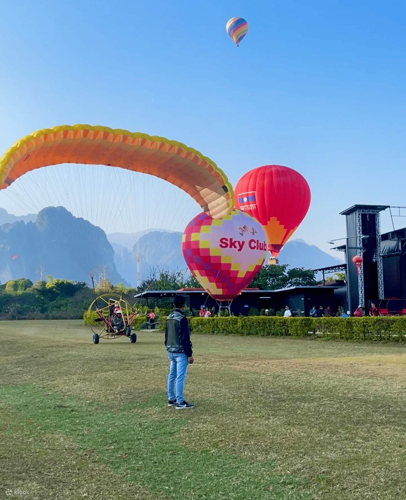 バンビエンの熱気球＆パラモーター体験