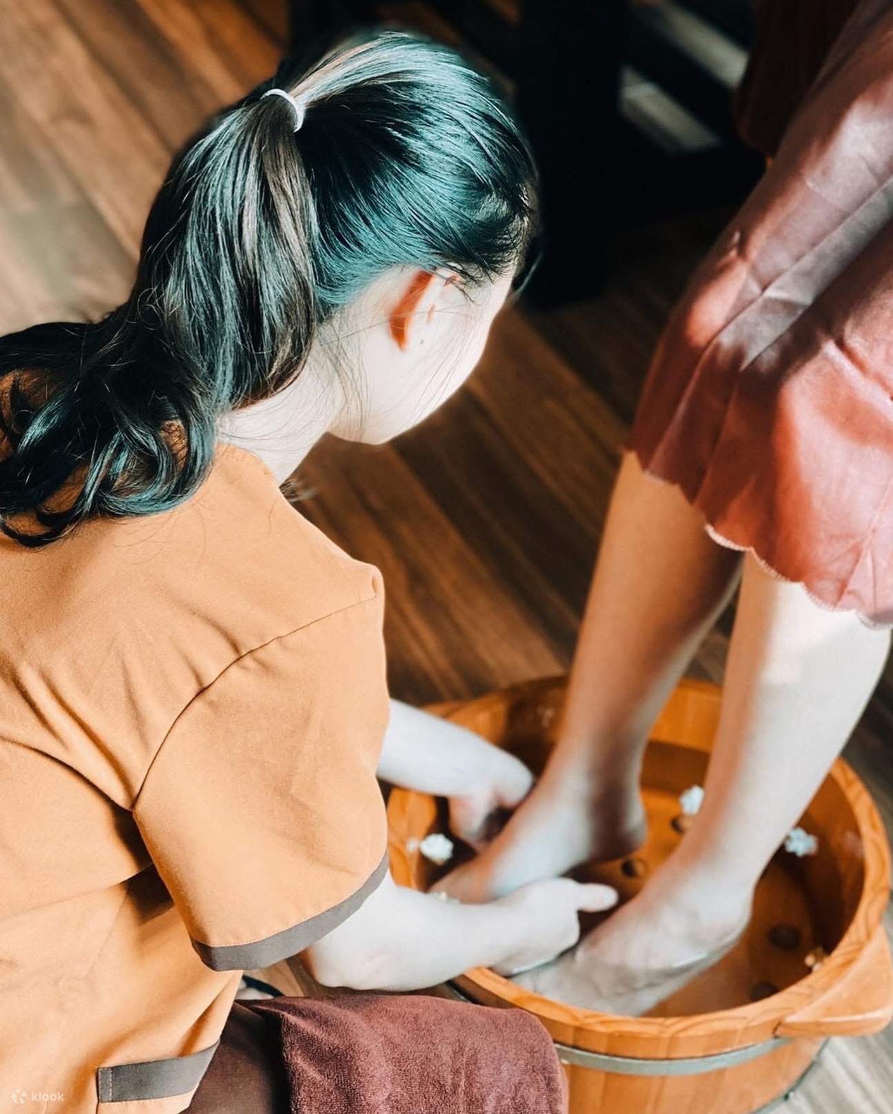 Роскошный маникюр и педикюр с гелевым дизайном ногтей в Julius Spa