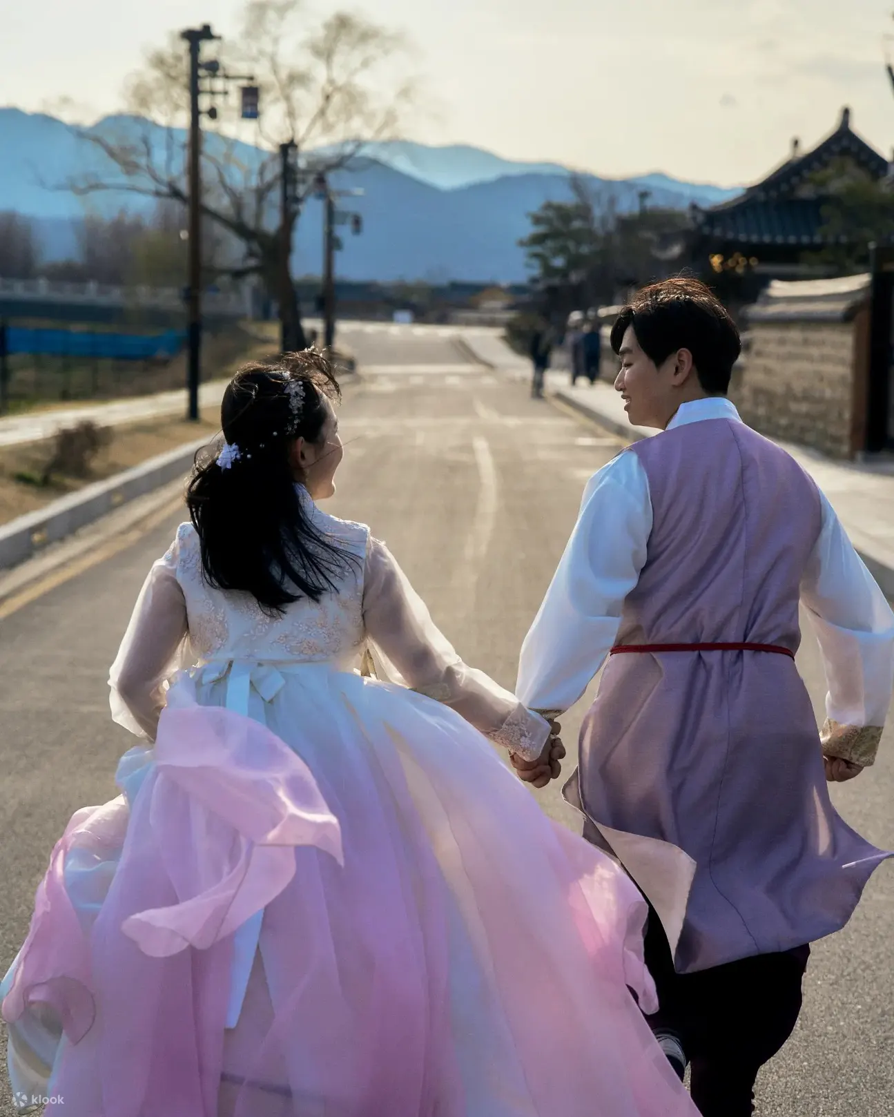 我们的高级韩服经过精心设计，体现了精致和时尚的典范，体现了奢华和尊贵的精髓