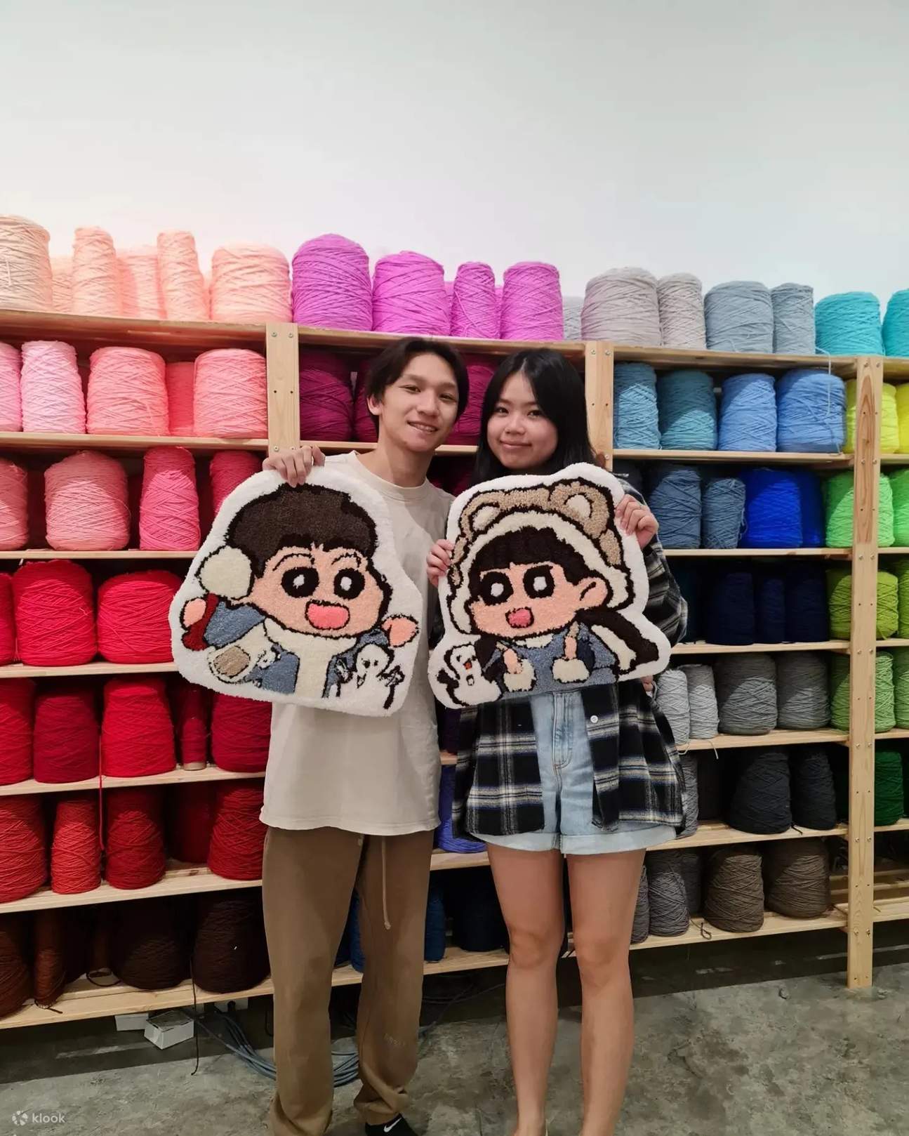 Una pareja con su obra de arte 